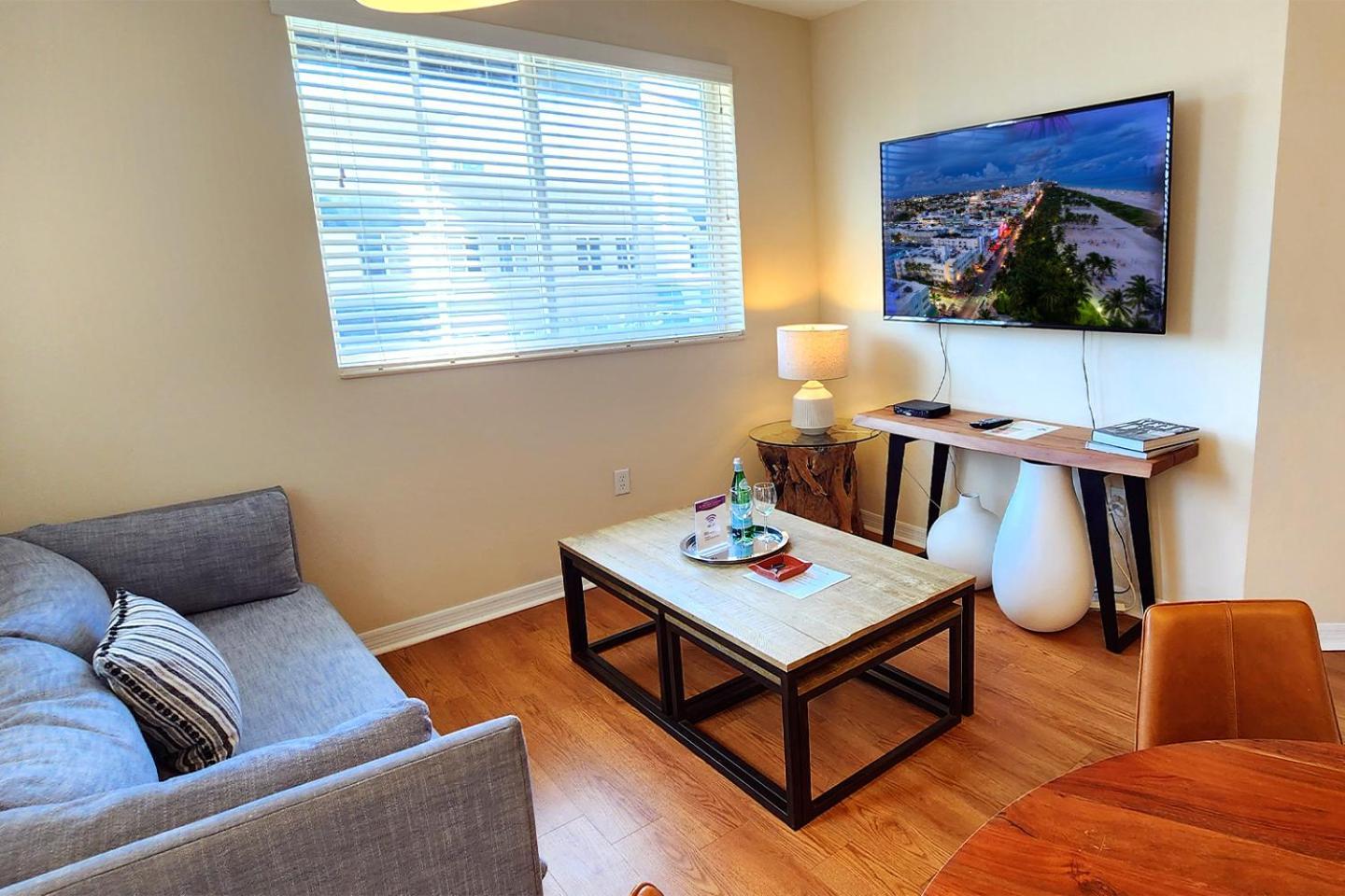 Dharma Home Suites South Miami At Red Road Commons ภายนอก รูปภาพ