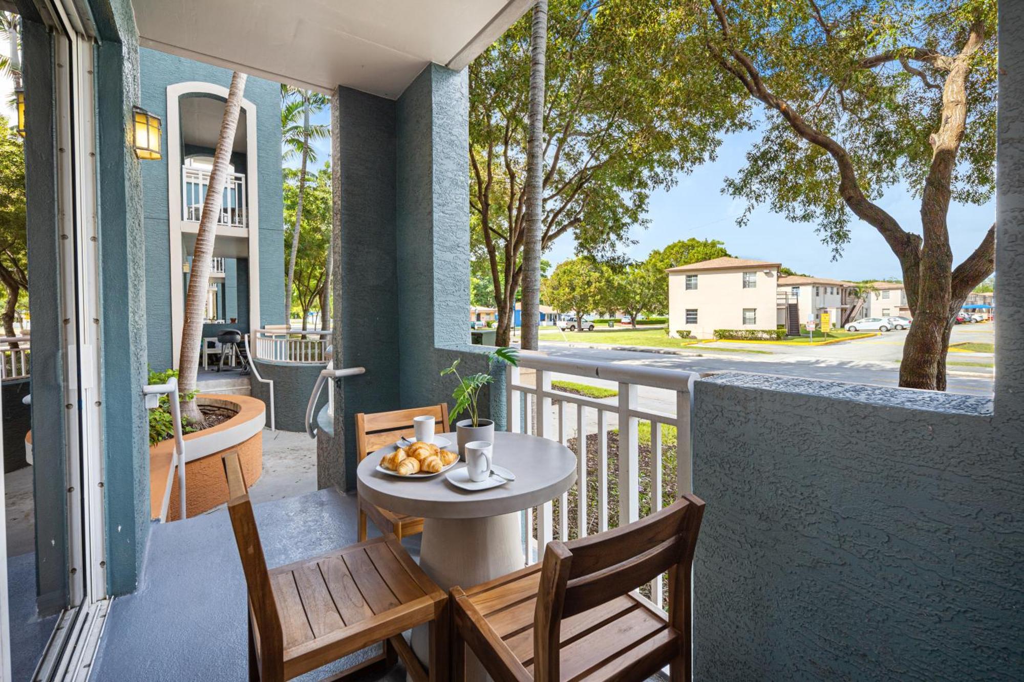 Dharma Home Suites South Miami At Red Road Commons ภายนอก รูปภาพ