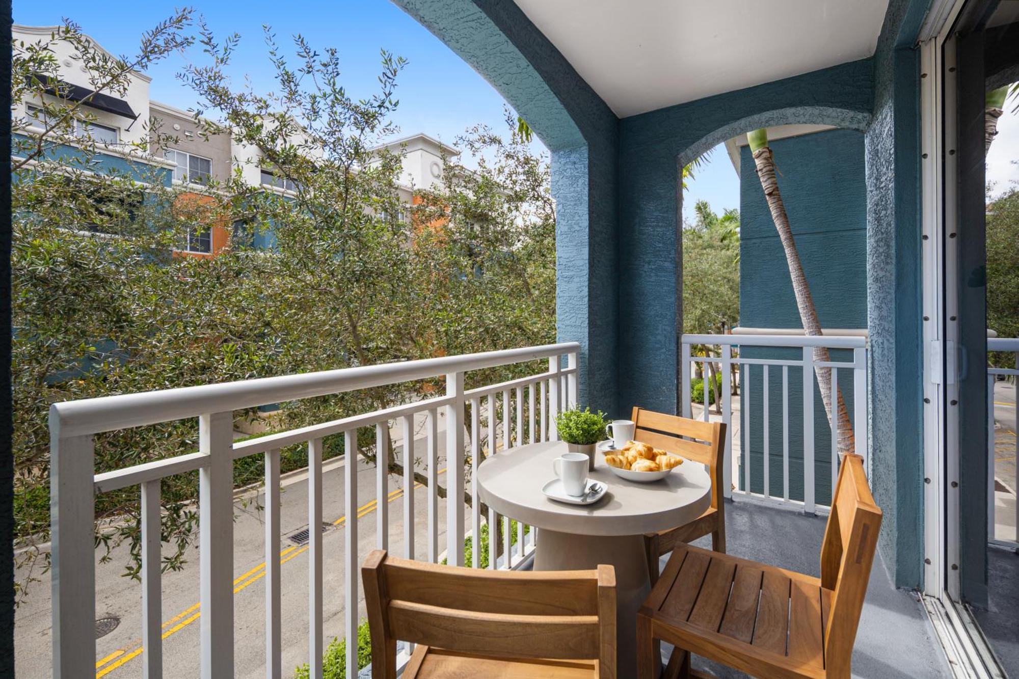 Dharma Home Suites South Miami At Red Road Commons ภายนอก รูปภาพ